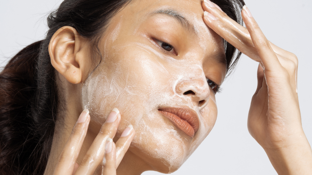 เคล็ดลับง่ายๆ ในการล้างหน้าแบบ 'Double Cleansing' ให้ผิวสะอาดแบบคูณสอง - ELLE Thailand