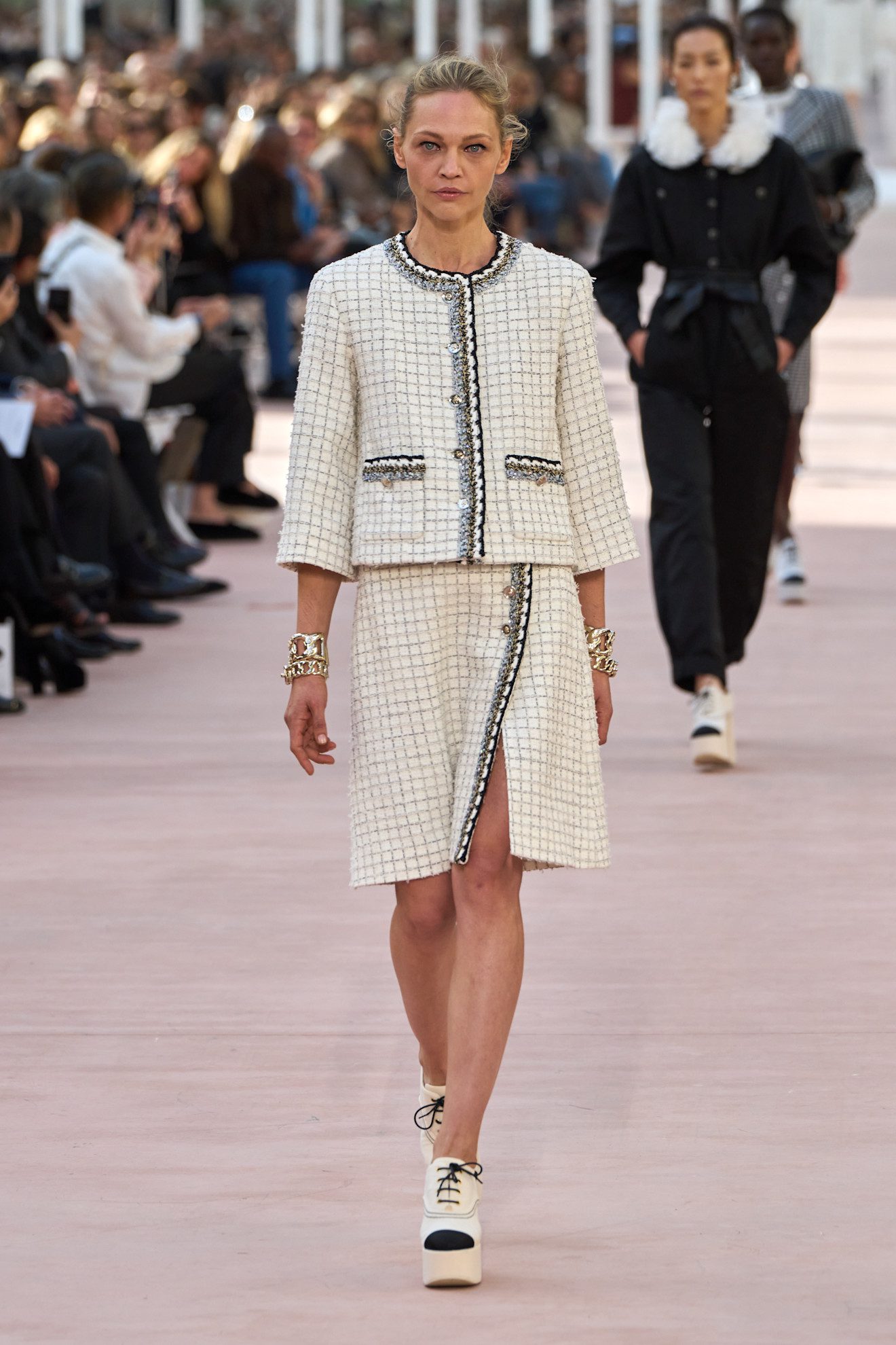 ปลดปล่อยตัวเองเพื่อหลีกหนีความวุ่นวายไปกับ CHANEL Spring/Summer 2025